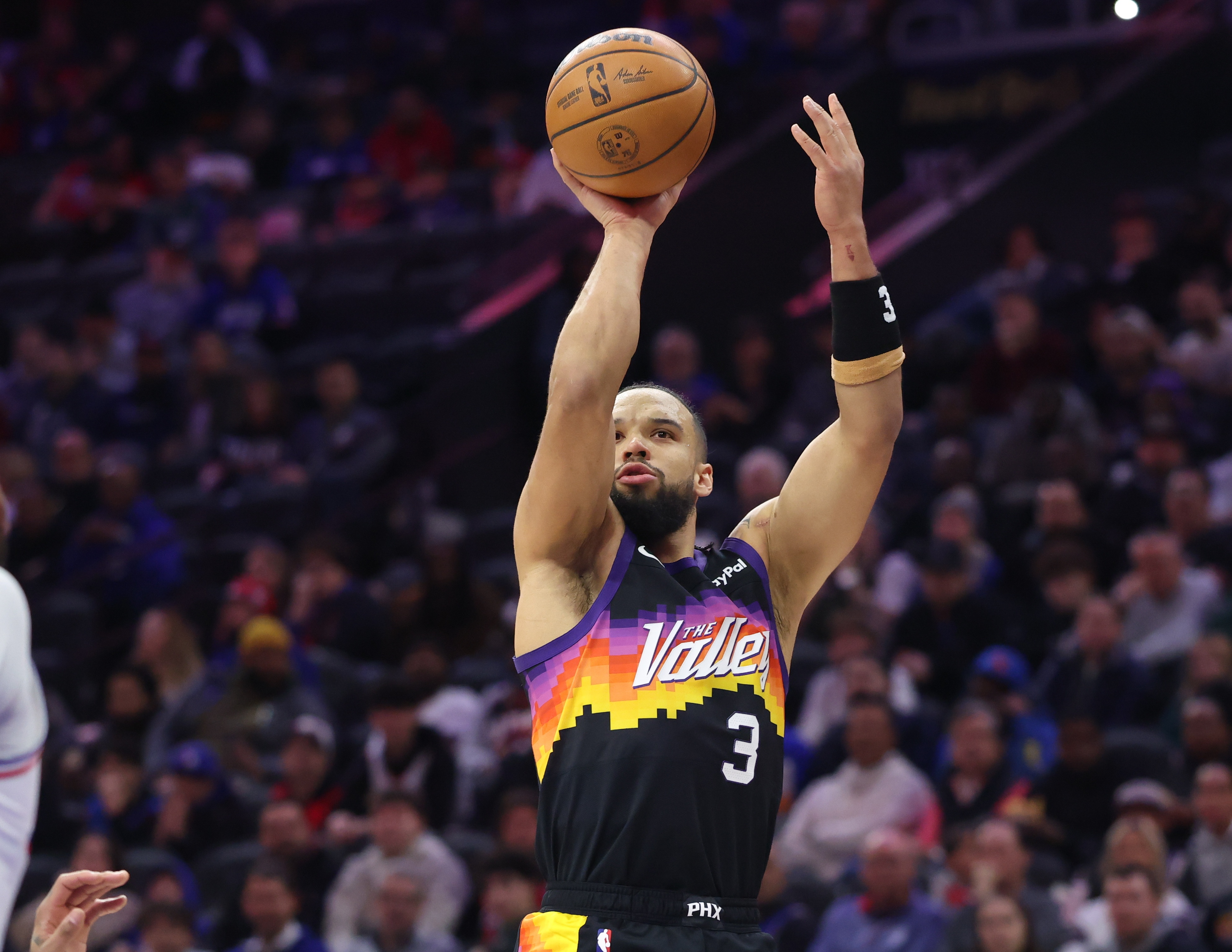 GGPoker俱乐部-铁麻了！狄龙18中4仅拿11分6板2助1断 末节5中0