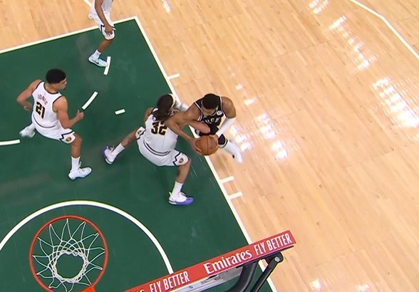 一般人可扛不住！字母哥低位背打戈登转身用肘被吹进攻犯规