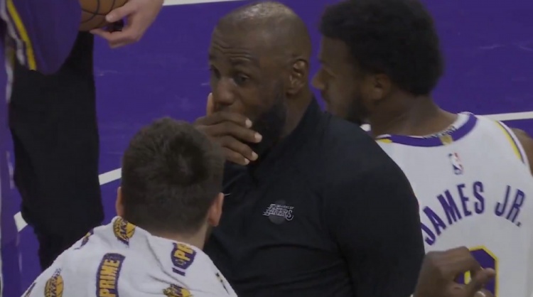 世界扑克大赛-打破不和传闻！老詹赛后主动和东契奇拥抱 两人满脸笑容亲密私语